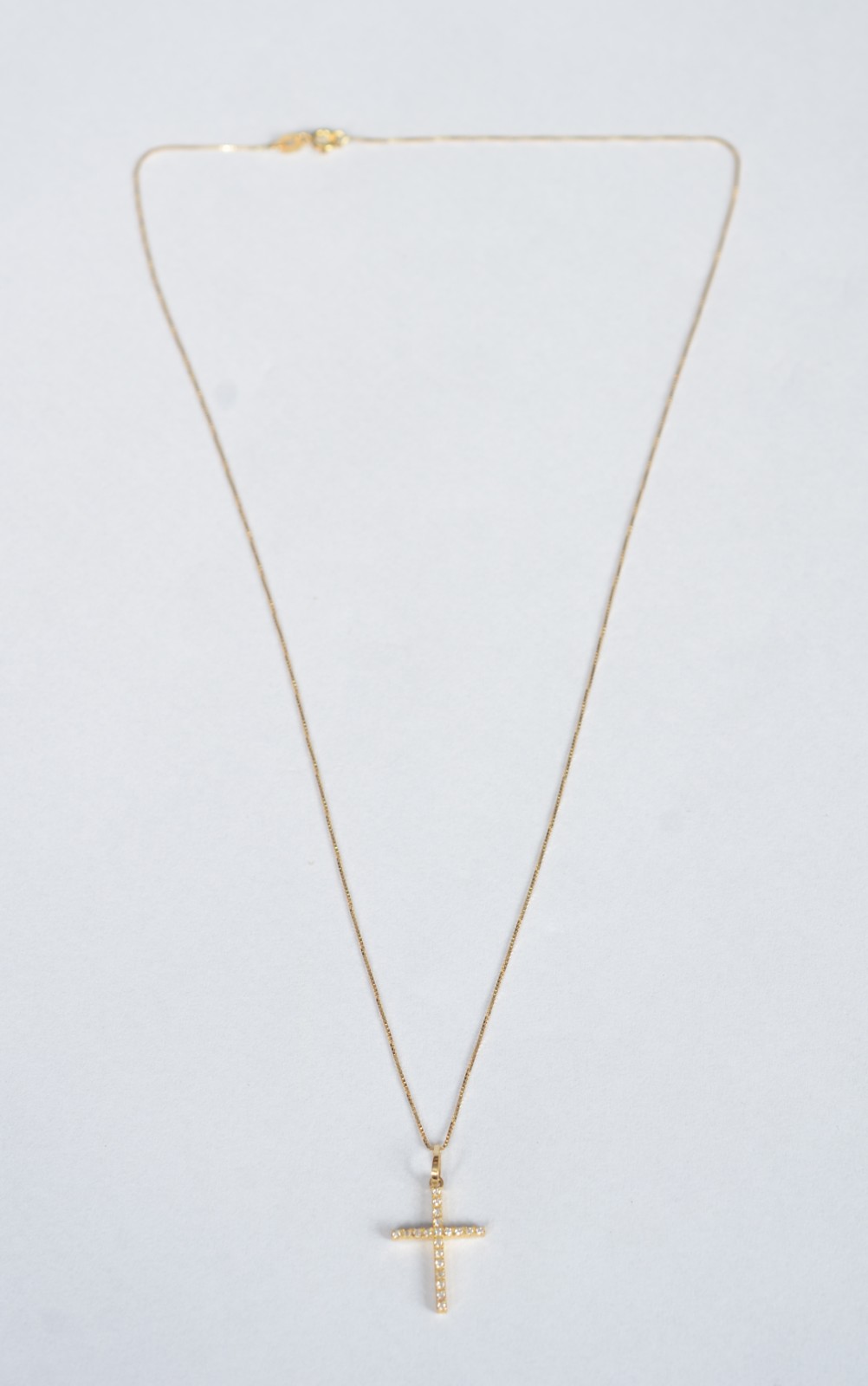Colar de ouro 18 k, contraste 750 com crucifixo cravejado com safiras... - foto 3 de 6