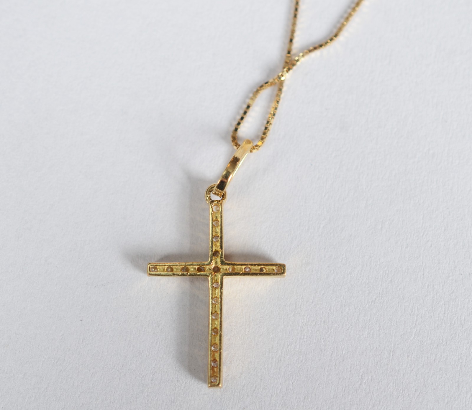 Colar de ouro 18 k, contraste 750 com crucifixo cravejado com safiras... - foto 6 de 6