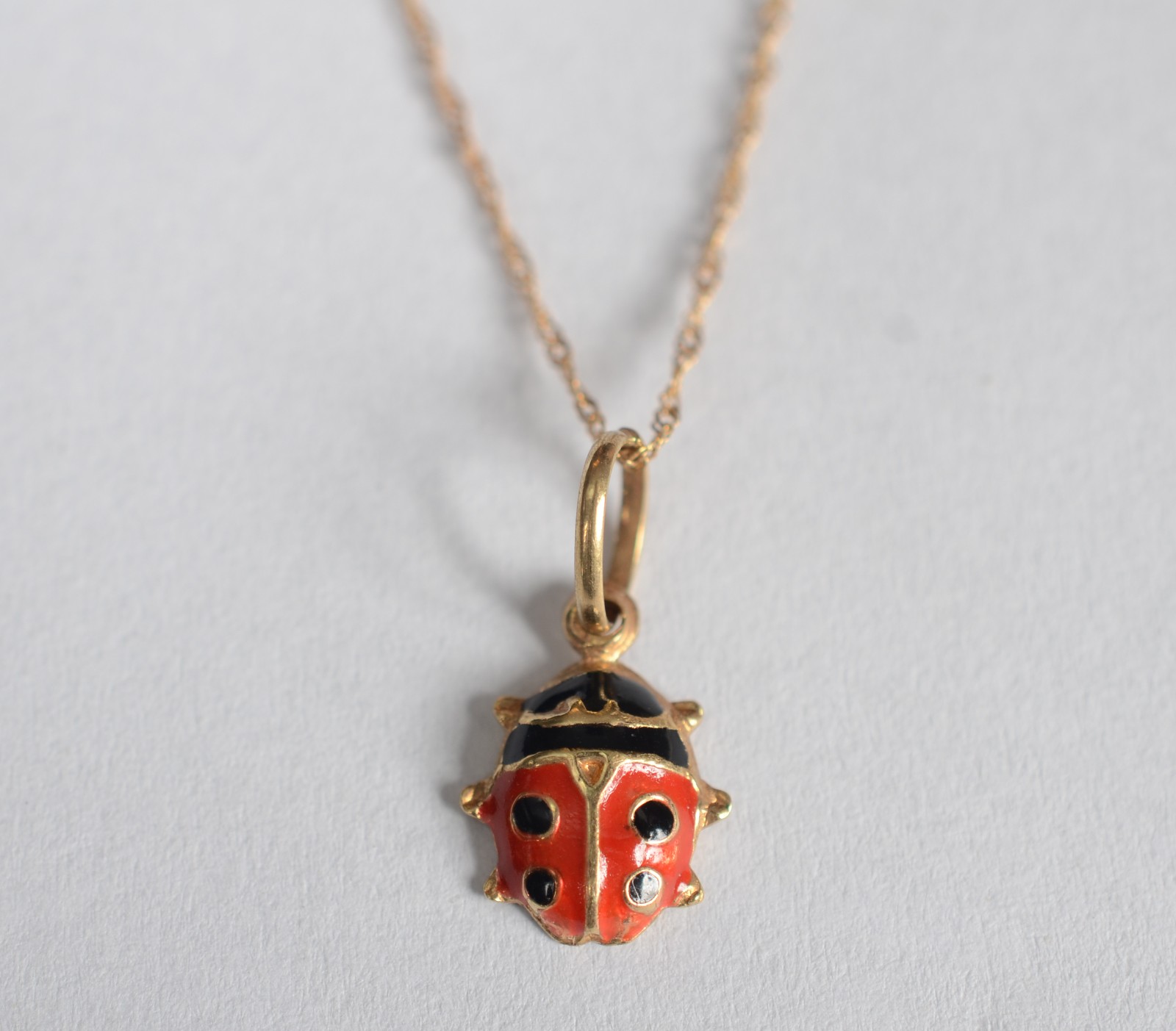 Colar de ouro 18 k, contraste 750 com pendente feitio joaninhas. (Por... - foto 1 de 6