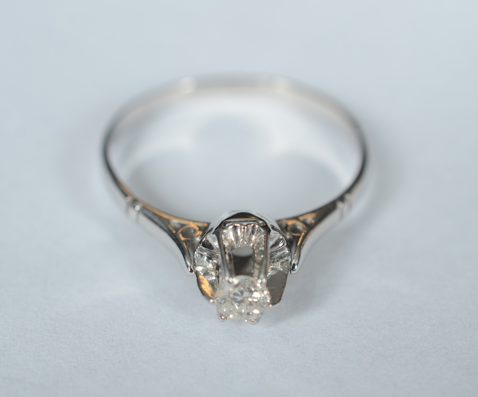 Anel de platina com brilhante de 0,25 ct, aro 25. (Por motivos de... - foto 2 de 5