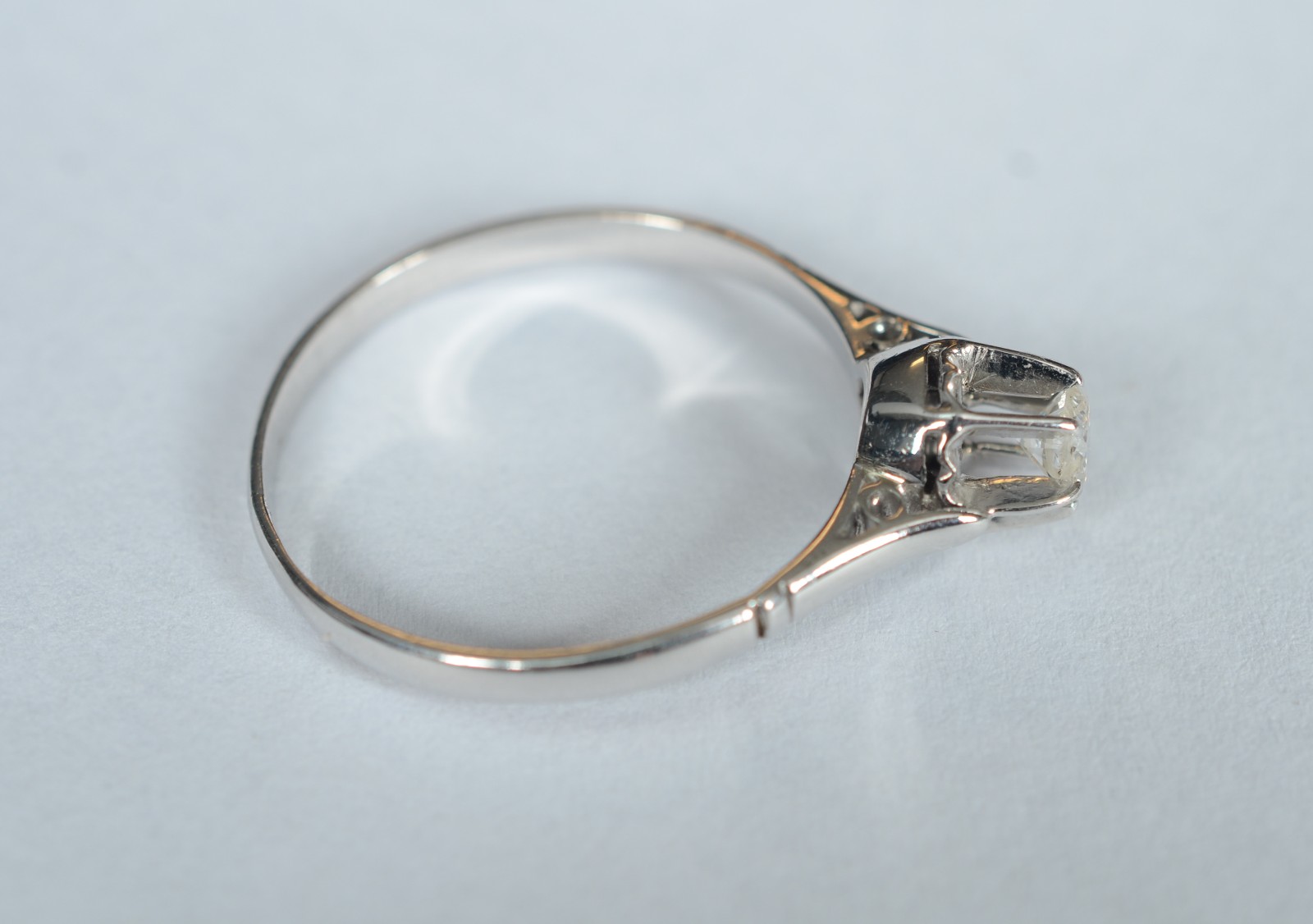 Anel de platina com brilhante de 0,25 ct, aro 25. (Por motivos de... - foto 3 de 5