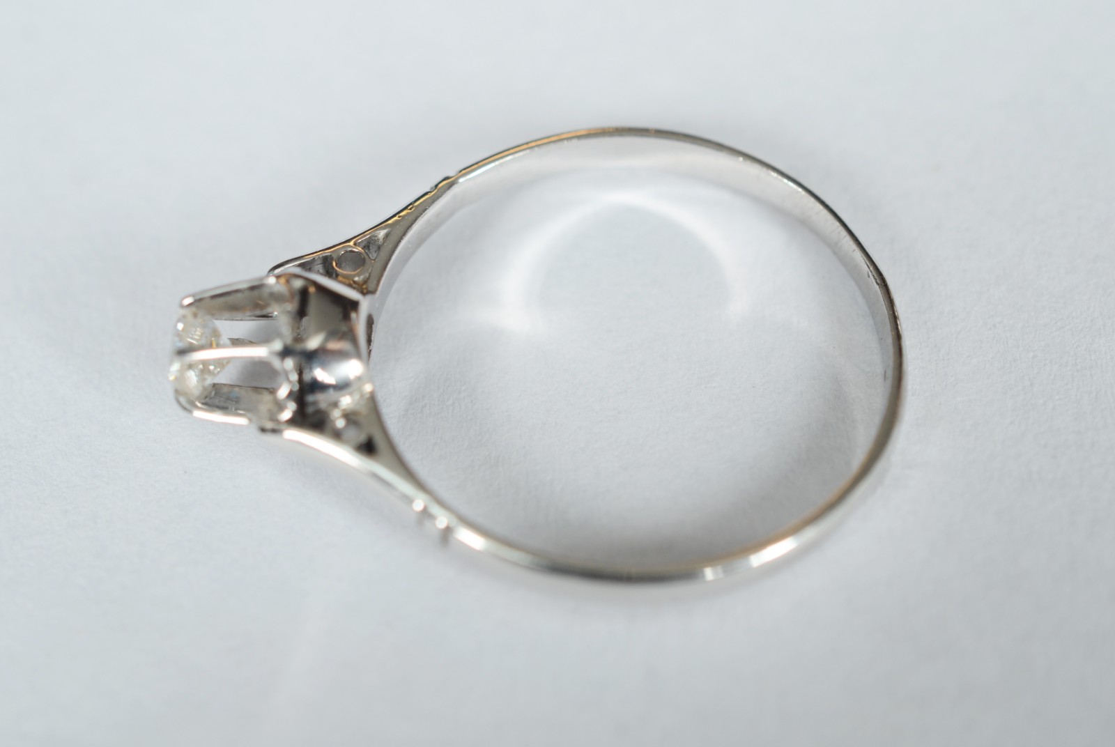 Anel de platina com brilhante de 0,25 ct, aro 25. (Por motivos de... - foto 5 de 5