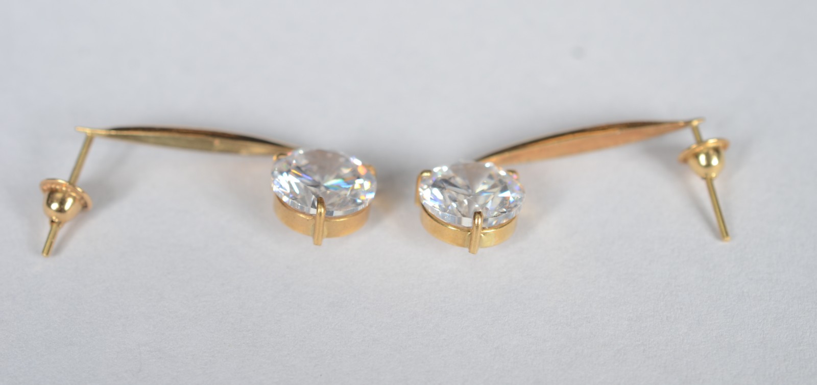 Par de brincos de ouro 18 k com pendentes com 2 safiras brancas. (Por... - foto 2 de 5