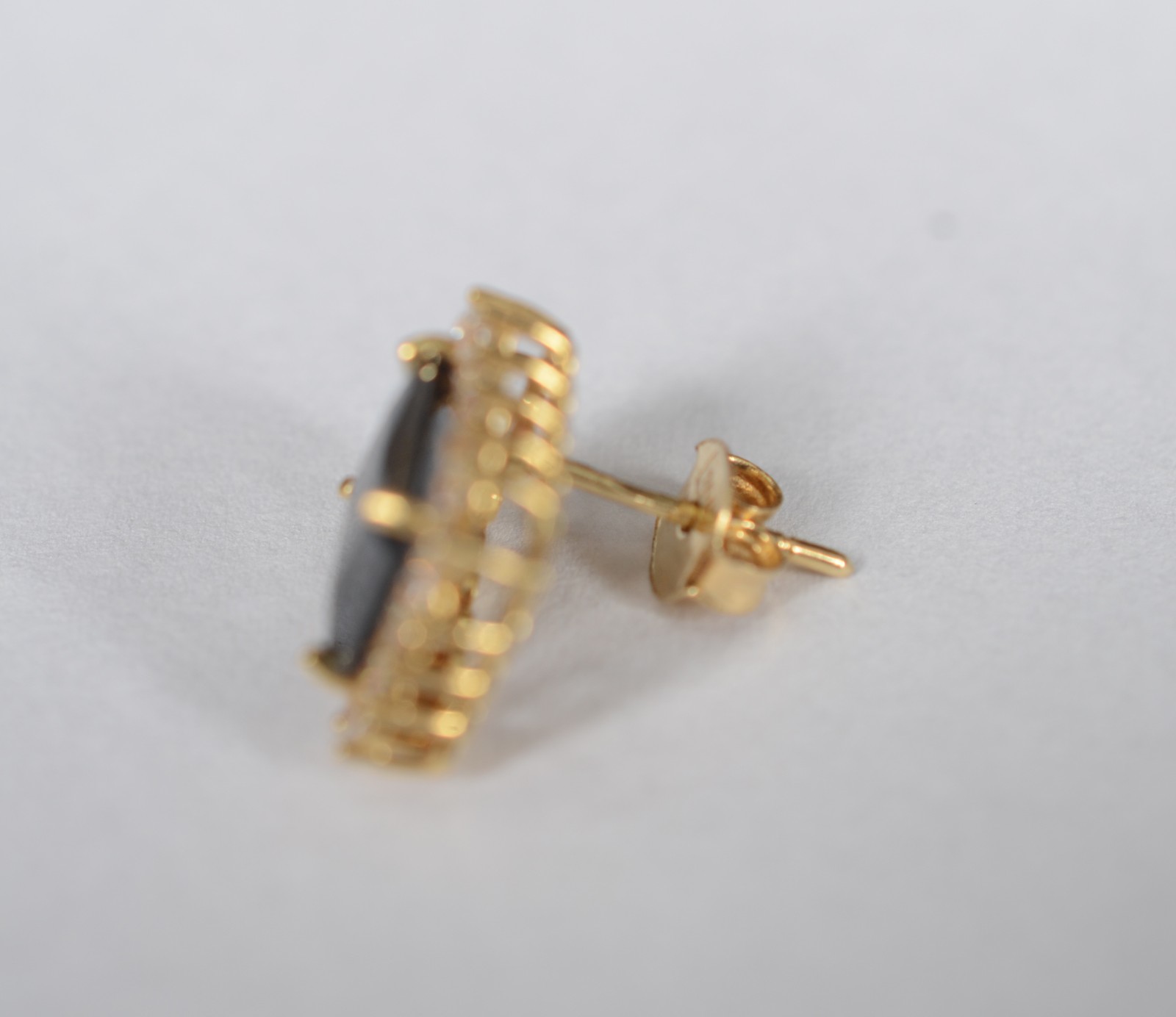 Um brinco de ouro 18 k, contraste 750 cravejado com 18 brilhantes e... - foto 4 de 9