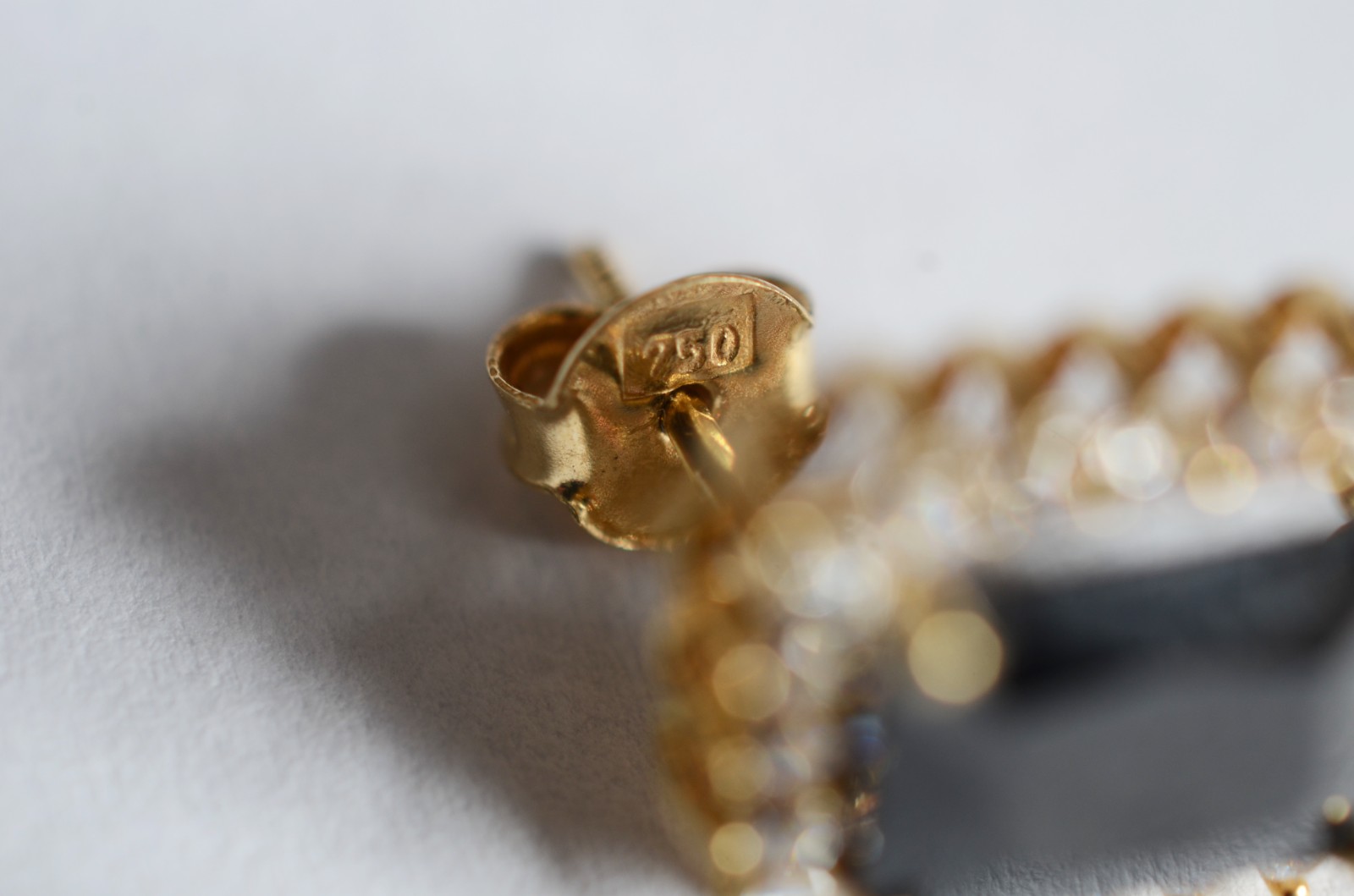 Um brinco de ouro 18 k, contraste 750 cravejado com 18 brilhantes e... - foto 6 de 9