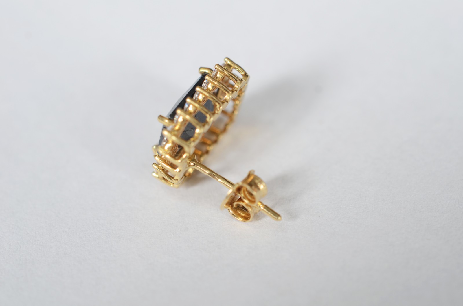 Um brinco de ouro 18 k, contraste 750 cravejado com 18 brilhantes e... - foto 9 de 9