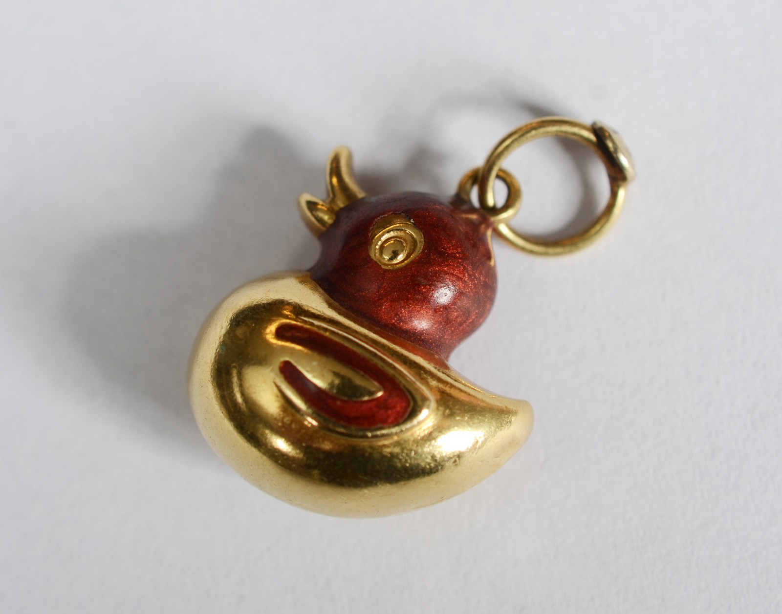 Pingente feitio pato de ouro 18 k, contraste 750. (Por motivos de... - foto 1 de 7