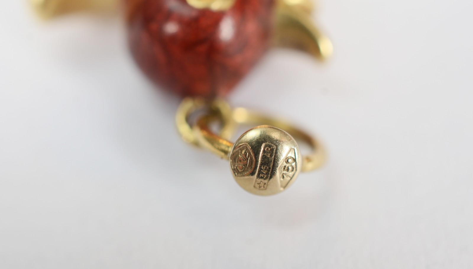 Pingente feitio pato de ouro 18 k, contraste 750. (Por motivos de... - foto 2 de 7