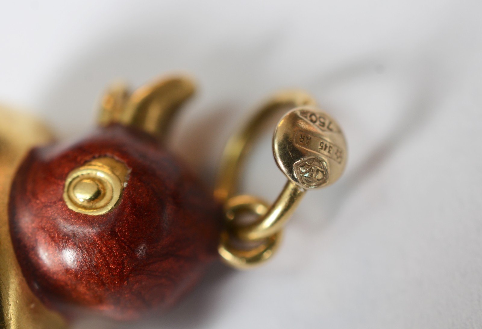 Pingente feitio pato de ouro 18 k, contraste 750. (Por motivos de... - foto 3 de 7