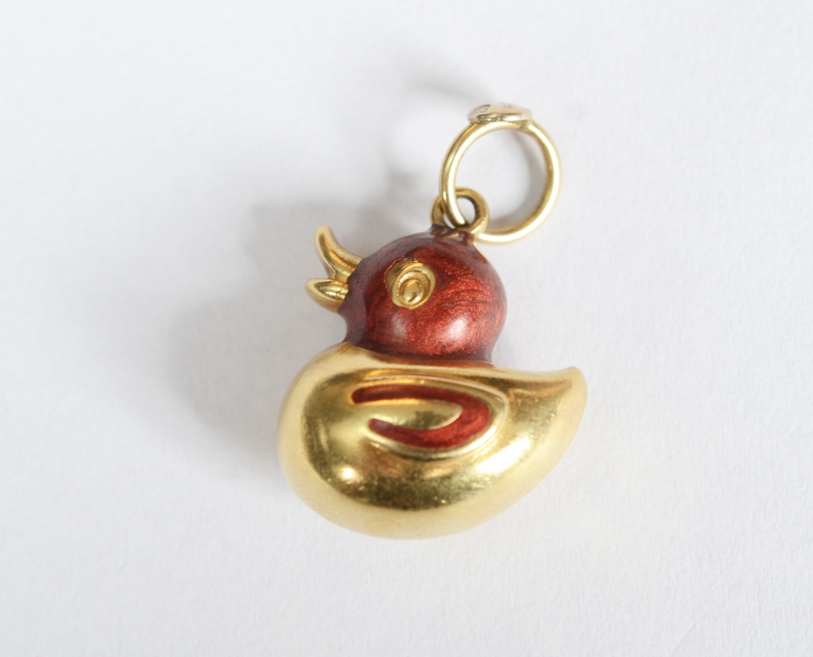 Pingente feitio pato de ouro 18 k, contraste 750. (Por motivos de... - foto 6 de 7