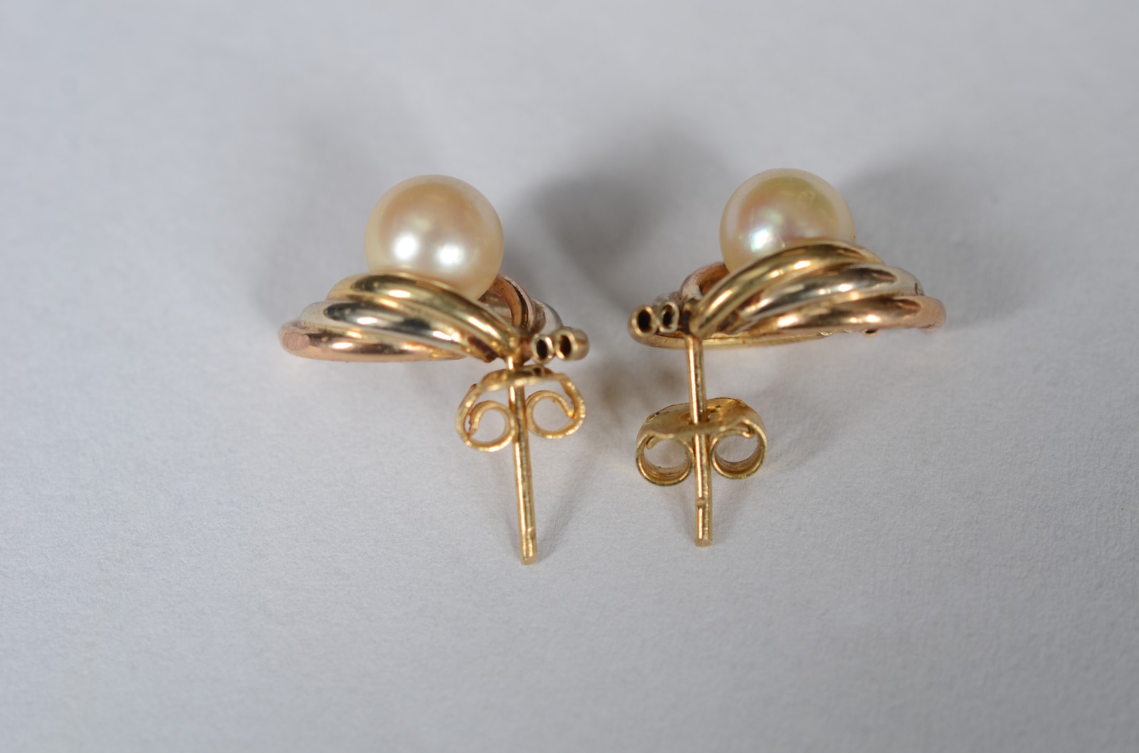Par de brincos de ouro 18 k com 2 perolas. (Por motivos de segurança... - foto 4 de 6