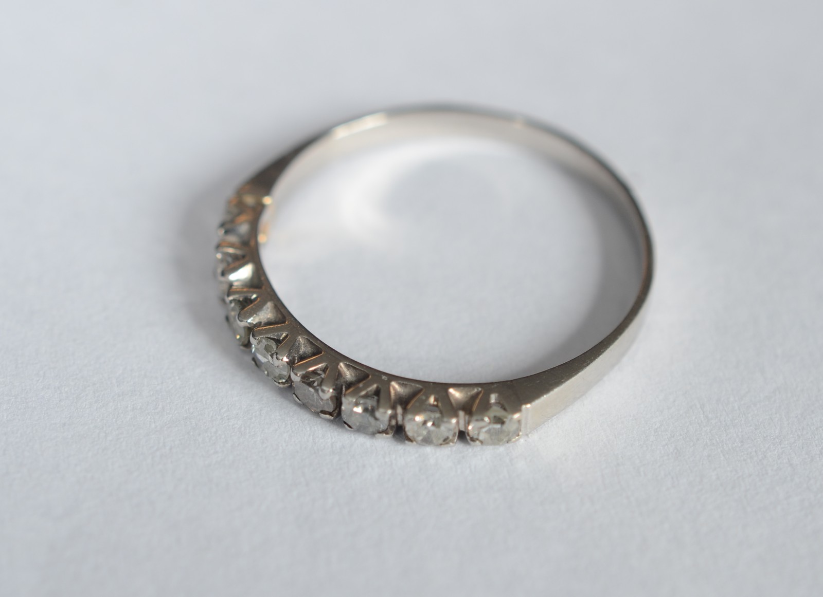 Meia aliança de platina com 8 brilhantes de 0,06 ct cada. Total 0,48... - foto 1 de 6