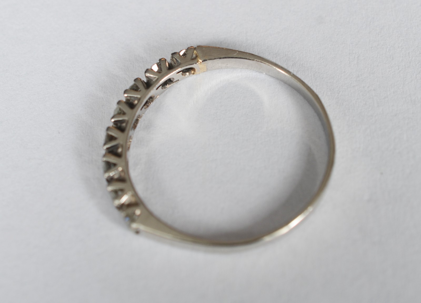 Meia aliança de platina com 8 brilhantes de 0,06 ct cada. Total 0,48... - foto 2 de 6
