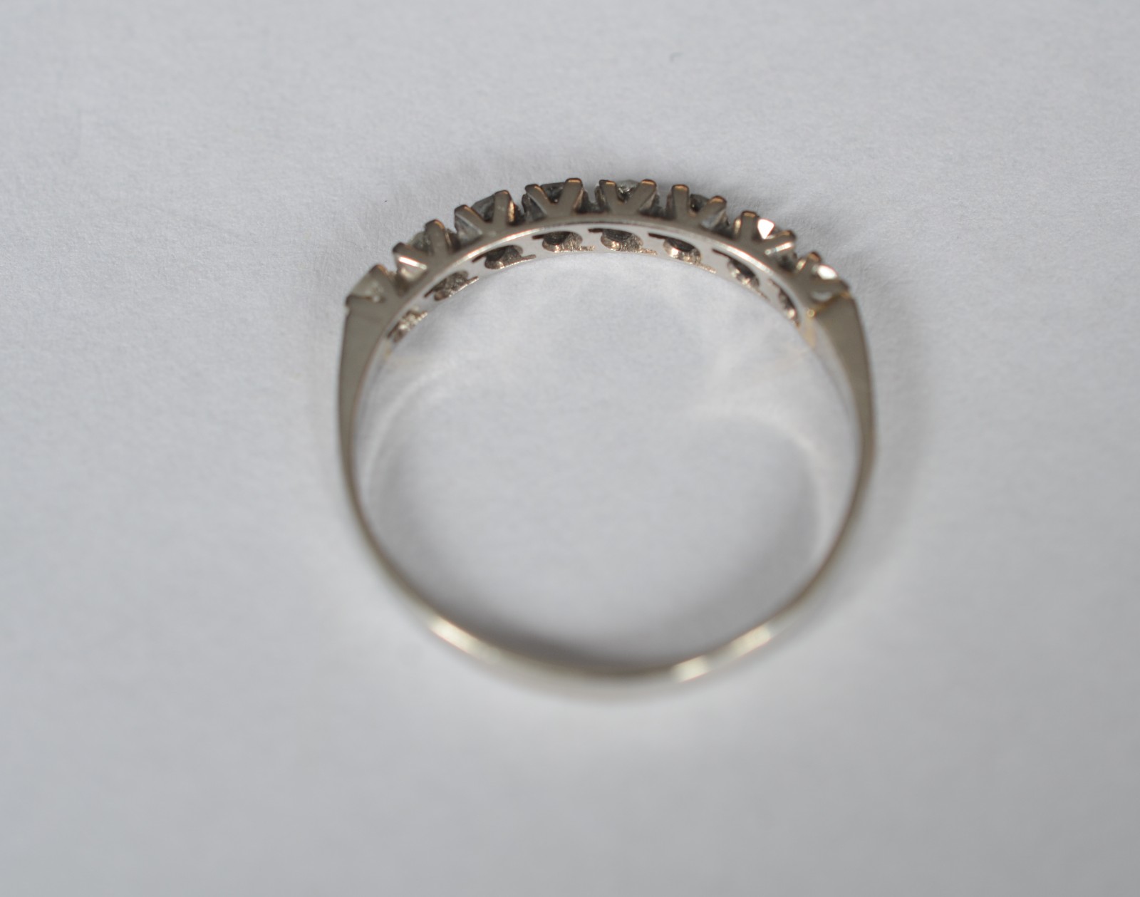 Meia aliança de platina com 8 brilhantes de 0,06 ct cada. Total 0,48... - foto 3 de 6