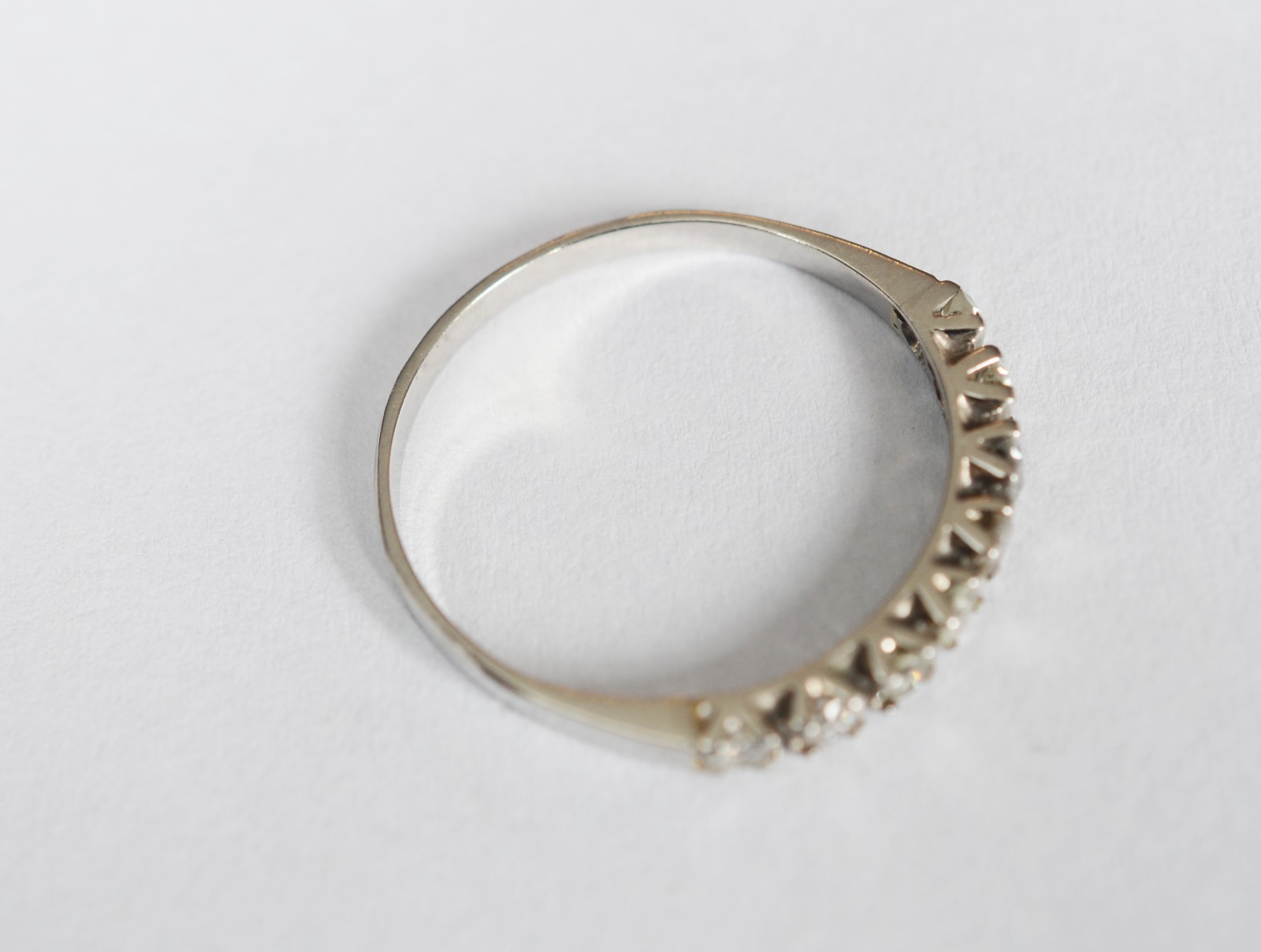 Meia aliança de platina com 8 brilhantes de 0,06 ct cada. Total 0,48... - foto 6 de 6