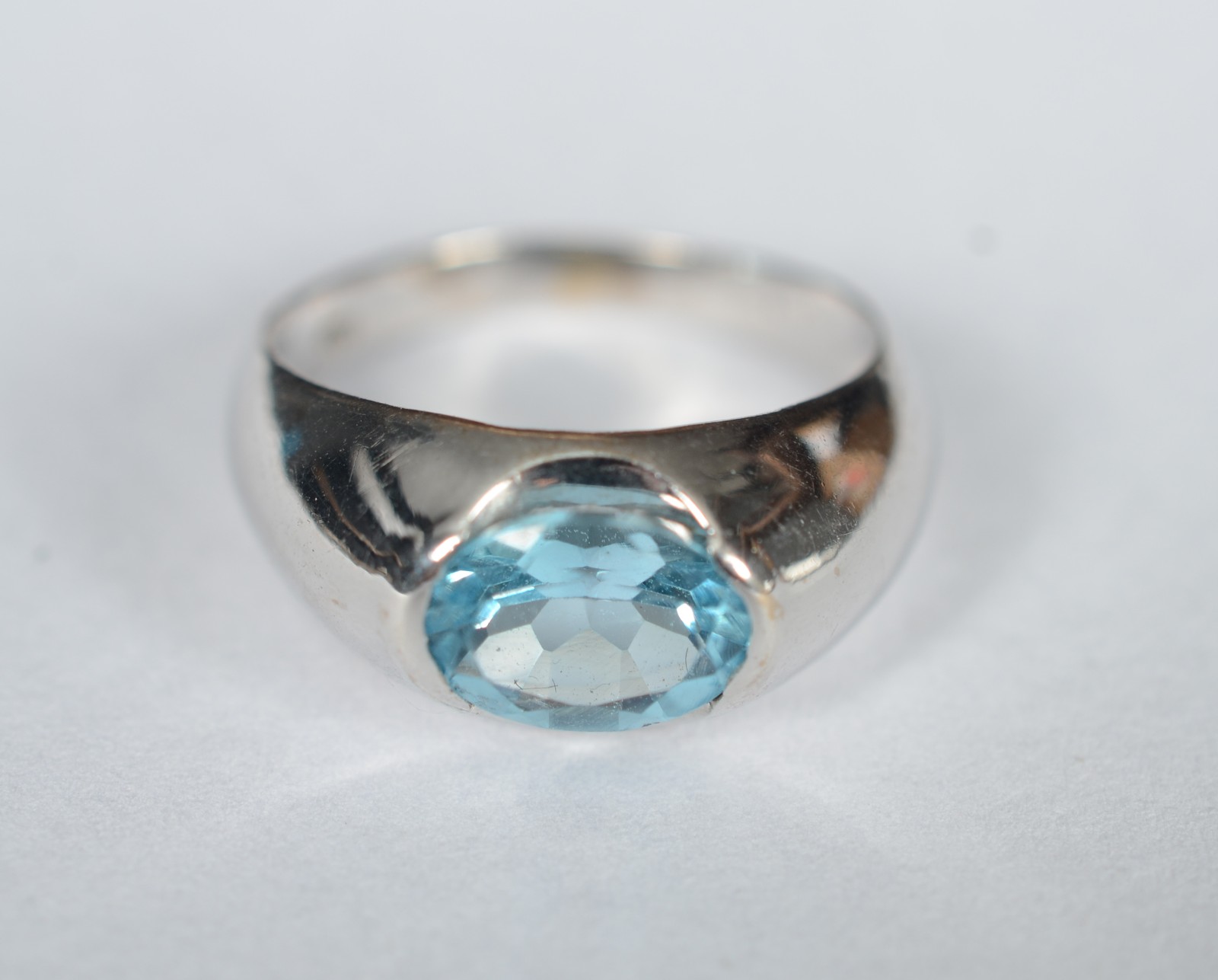 Anel de ouro branco com pedra azul topázio, aro 13. (Por motivos de... - foto 1 de 5