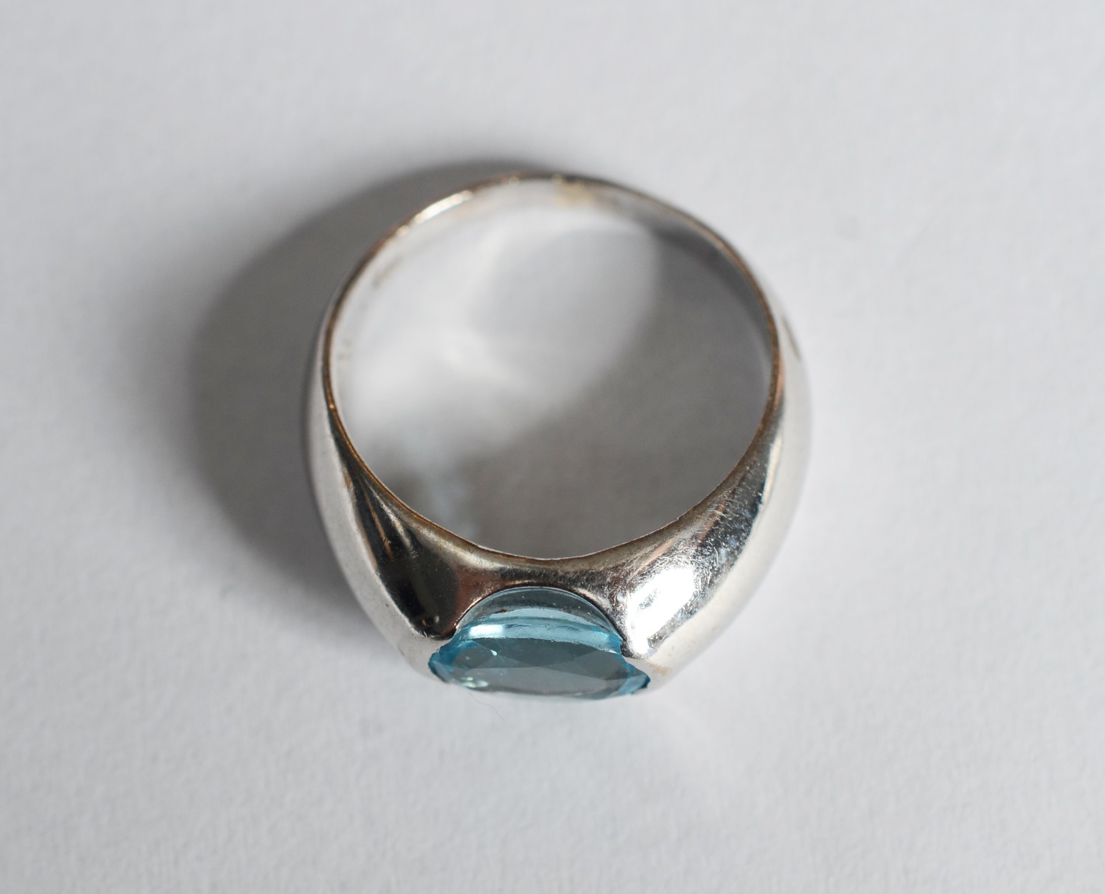 Anel de ouro branco com pedra azul topázio, aro 13. (Por motivos de... - foto 5 de 5
