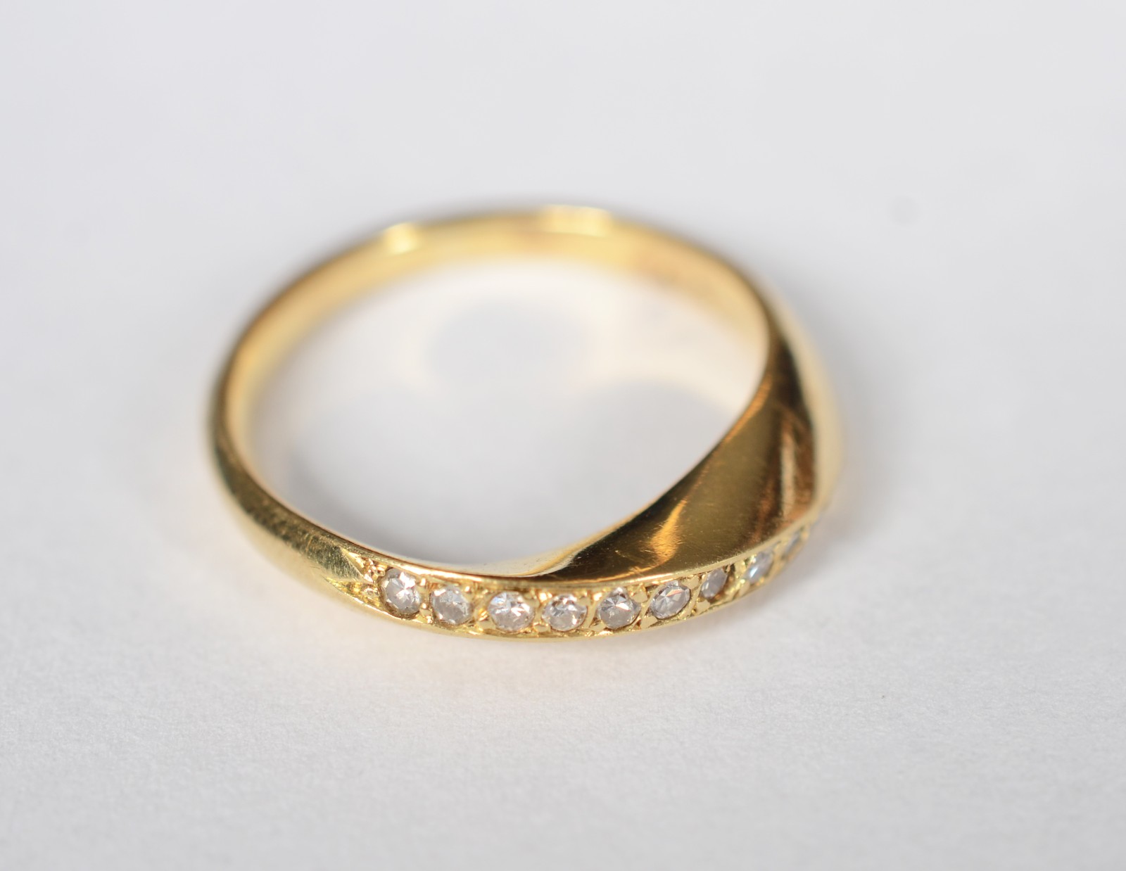 Anel de ouro 18 k, contraste 750 com 9 brilhantes, aro 15. (Por... - foto 1 de 4