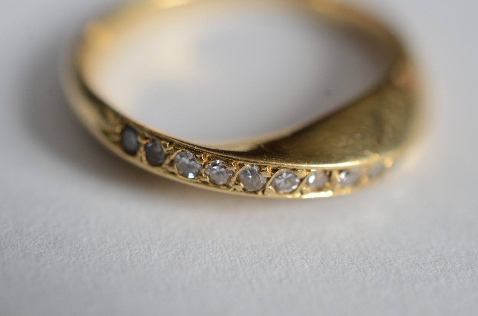 Anel de ouro 18 k, contraste 750 com 9 brilhantes, aro 15. (Por... - foto 2 de 4