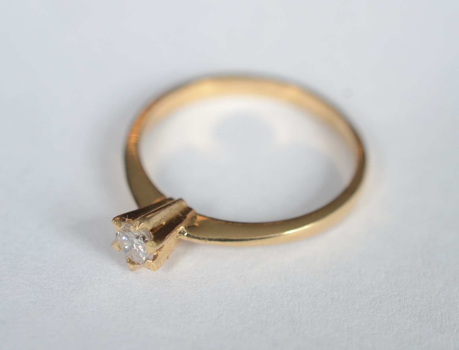 Solitário de ouro 18 k, contraste 750 com um brilhante de 0,20 ct... - foto 1 de 6