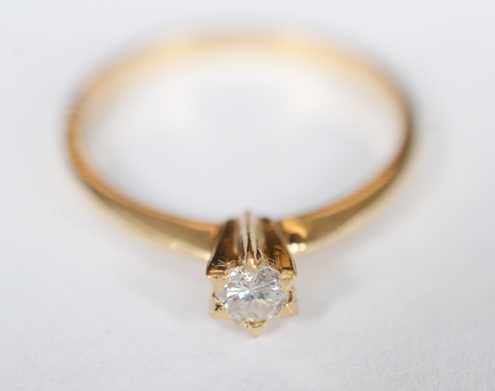 Solitário de ouro 18 k, contraste 750 com um brilhante de 0,20 ct... - foto 2 de 6