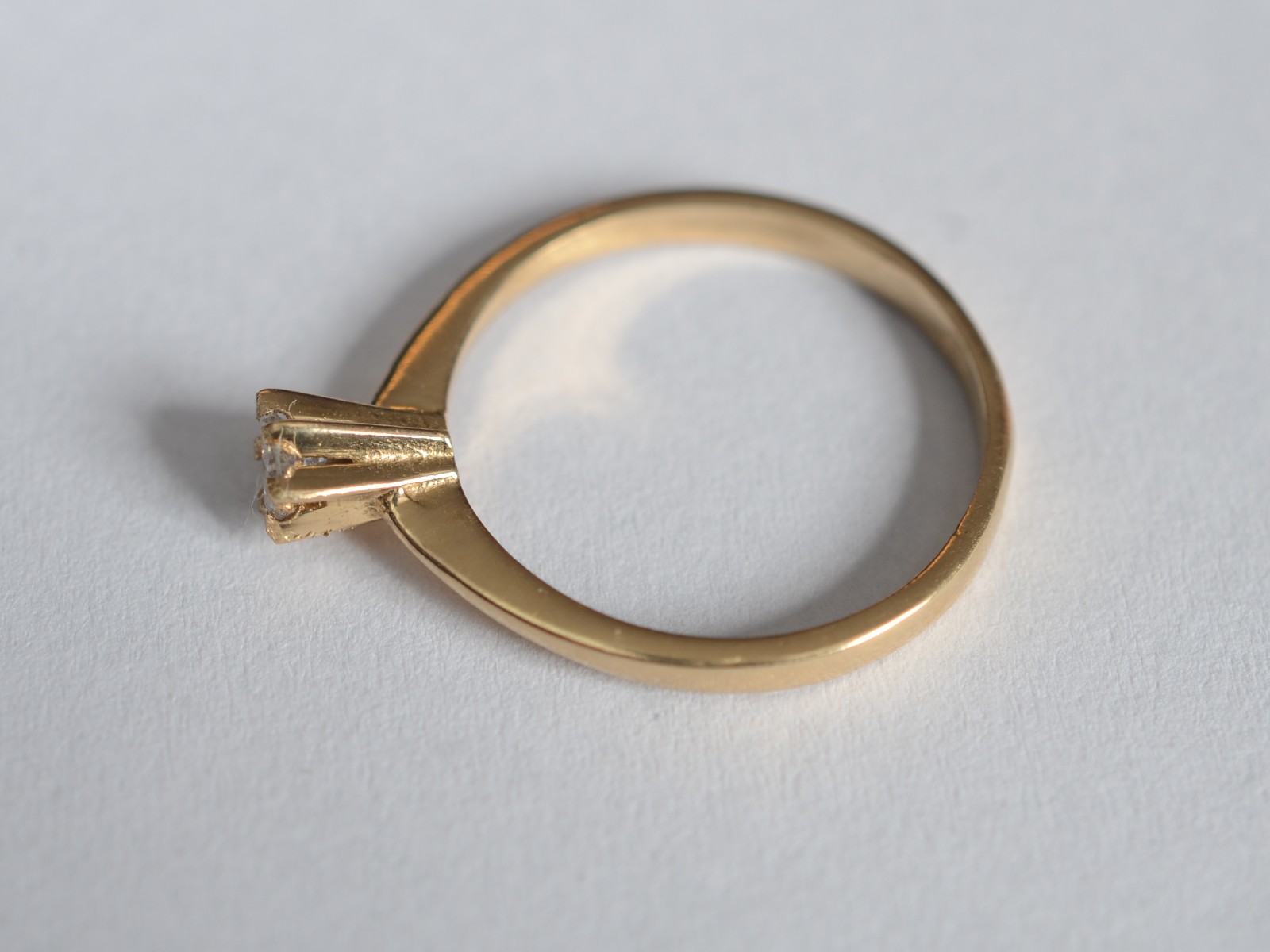 Solitário de ouro 18 k, contraste 750 com um brilhante de 0,20 ct... - foto 5 de 6