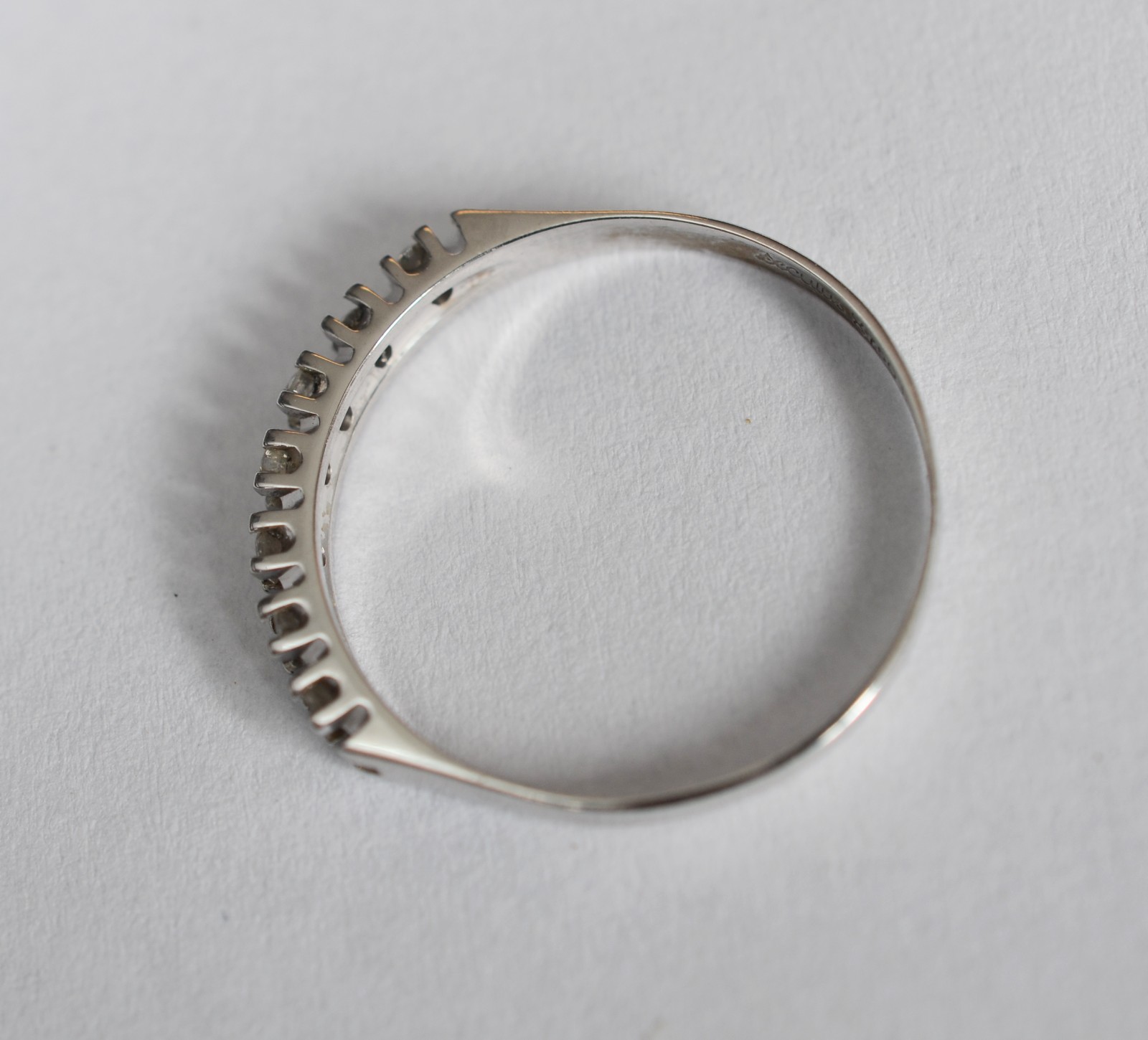 Meia aliança de ouro branco com 9 brilhantes de 0,05 ct cada, total... - foto 5 de 6