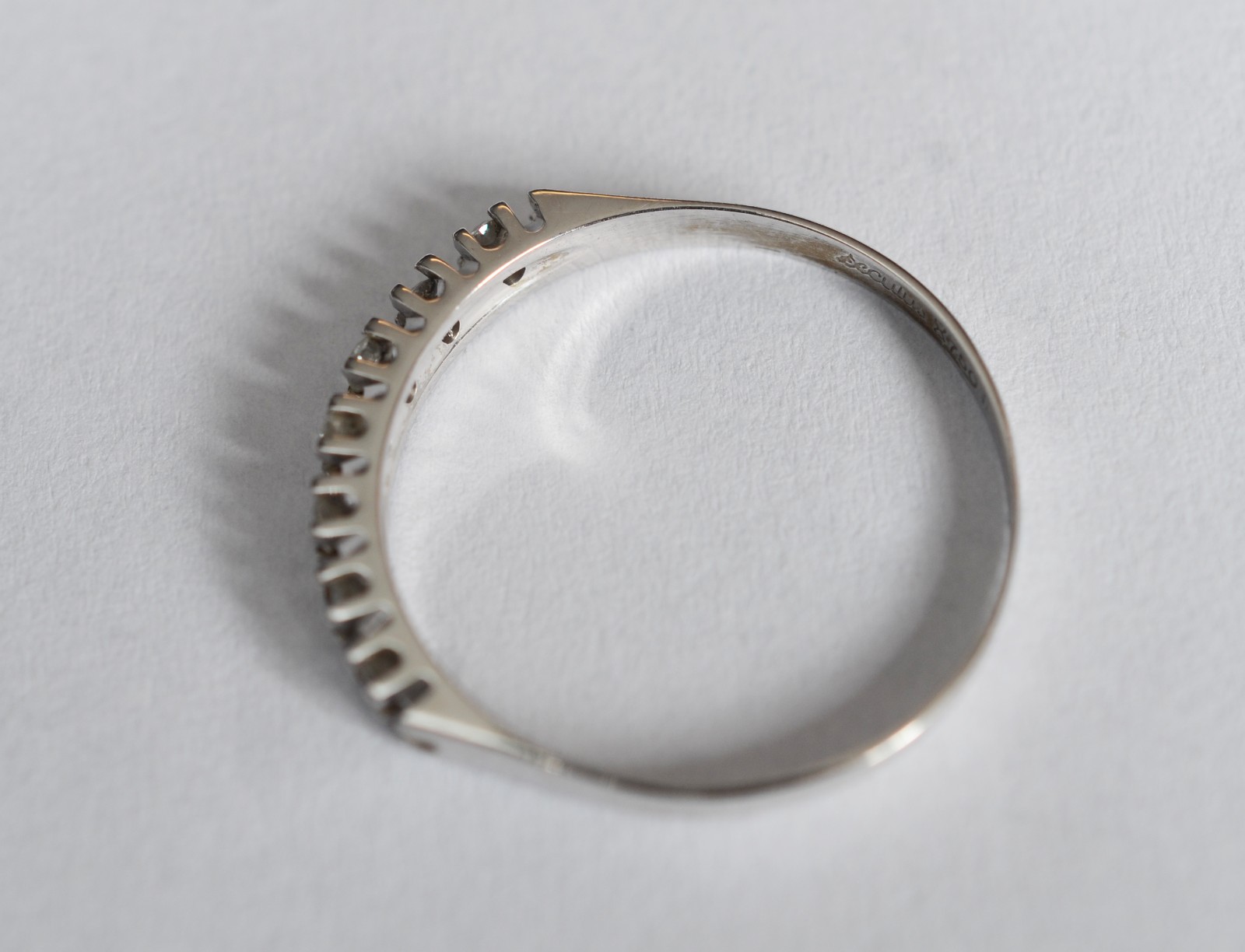 Meia aliança de ouro branco com 9 brilhantes de 0,05 ct cada, total... - foto 6 de 6