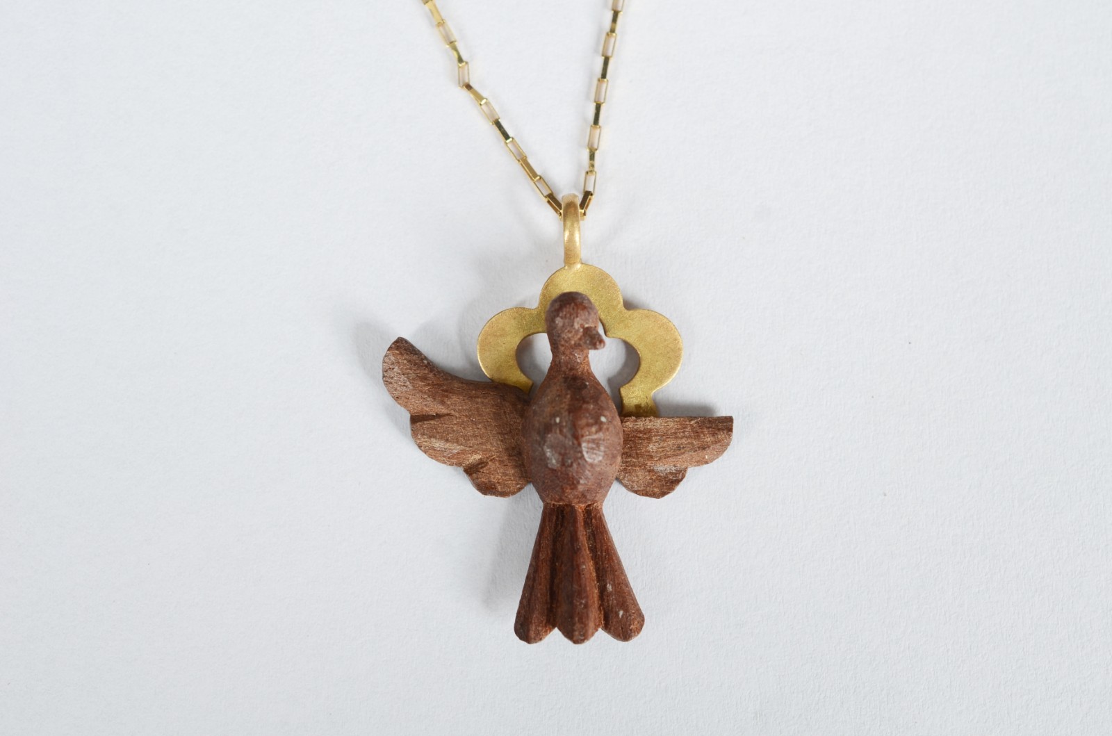 Colar de ouro 18 k, contraste 750 com pendente Pomba da Paz. (Por... - foto 1 de 9