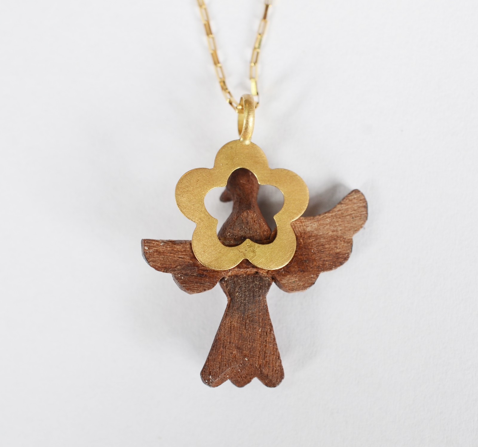Colar de ouro 18 k, contraste 750 com pendente Pomba da Paz. (Por... - foto 3 de 9