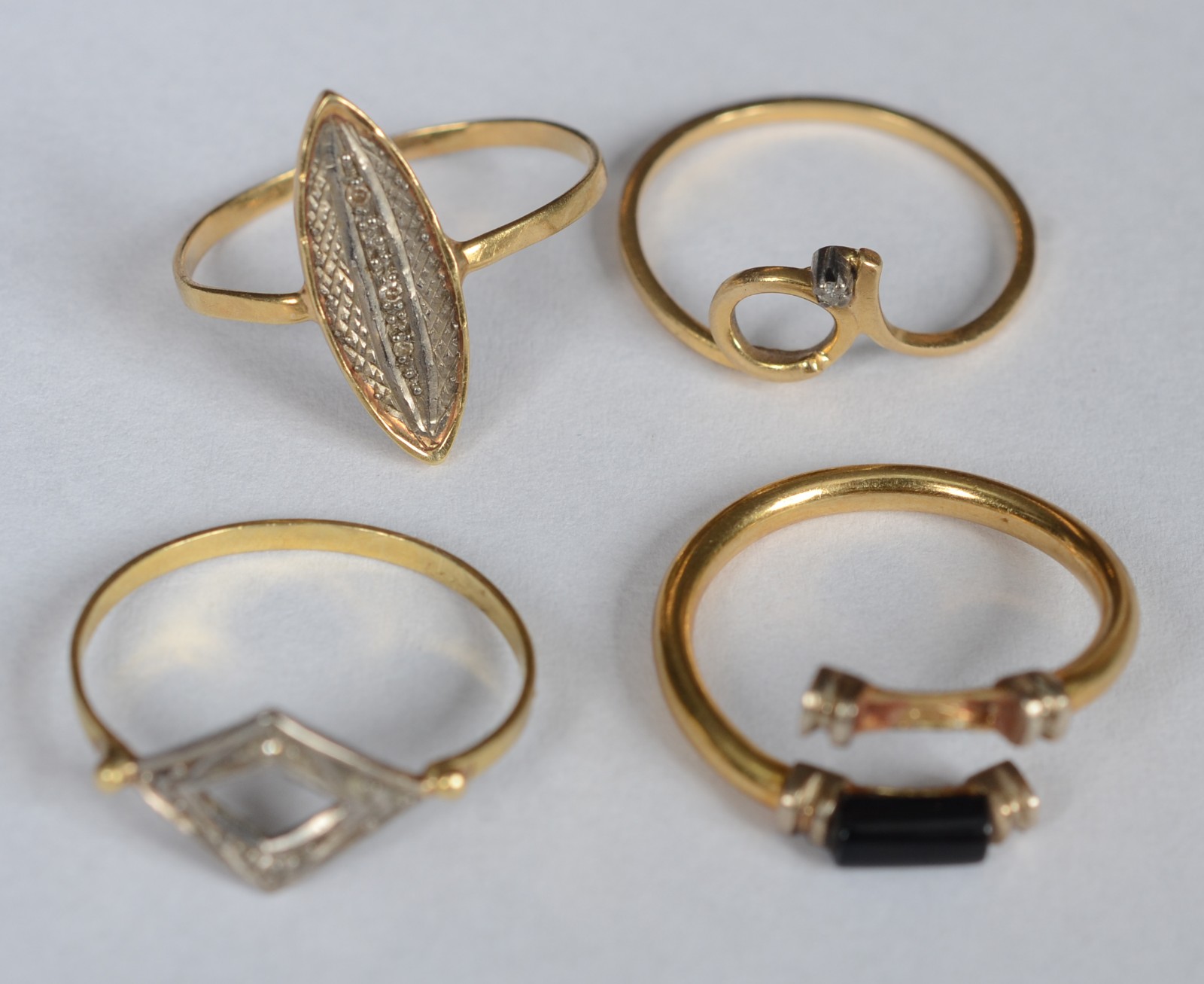 Quatro anéis de ouro 18k, aros: 18, 13,14 e 15. (Por motivos de... - foto 1 de 11
