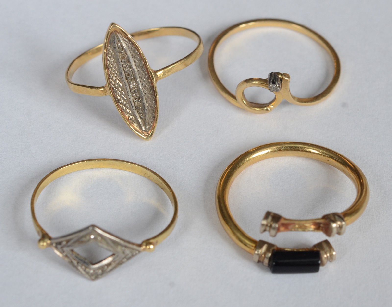Quatro anéis de ouro 18k, aros: 18, 13,14 e 15. (Por motivos de... - foto 2 de 11