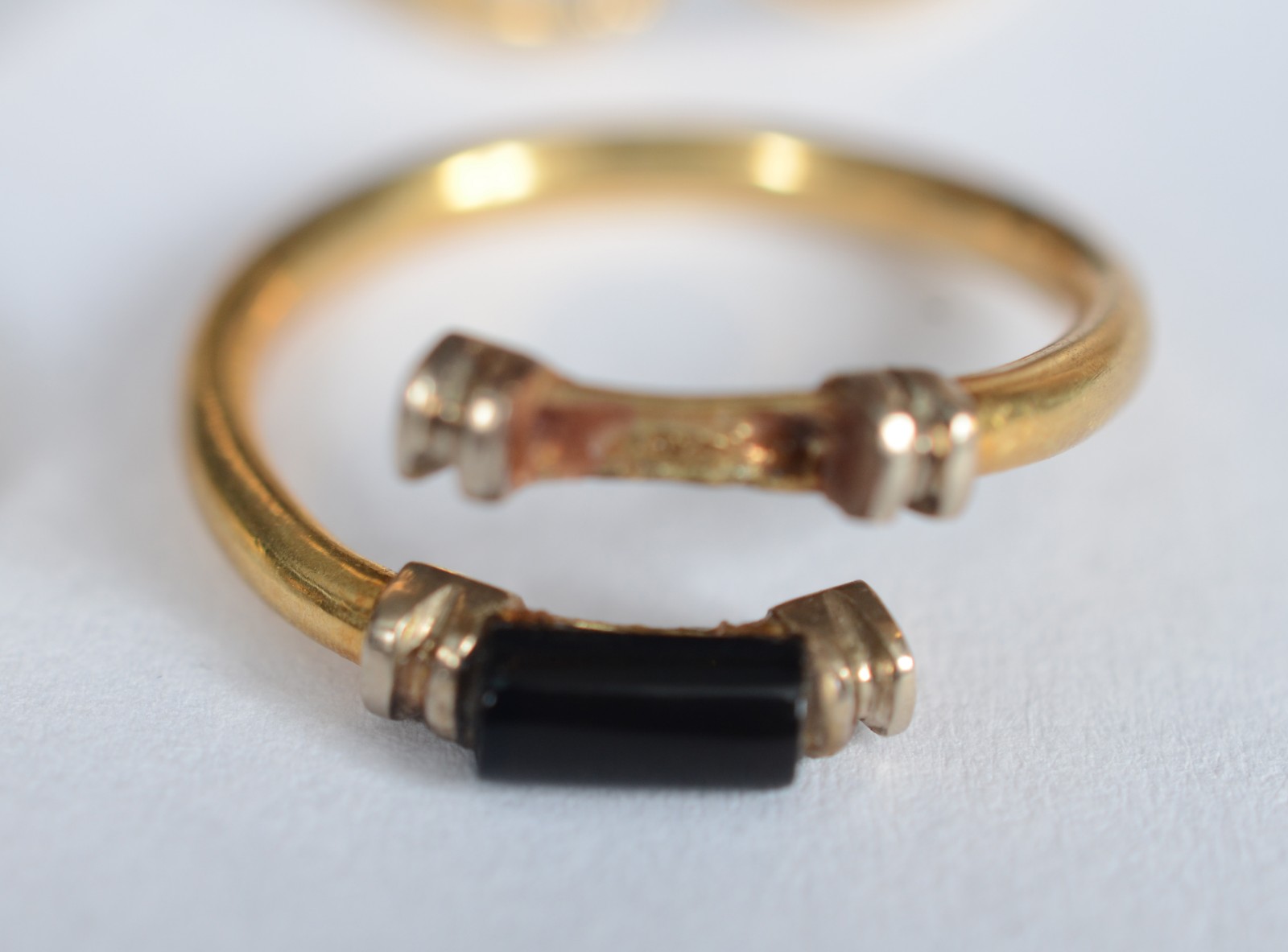 Quatro anéis de ouro 18k, aros: 18, 13,14 e 15. (Por motivos de... - foto 6 de 11