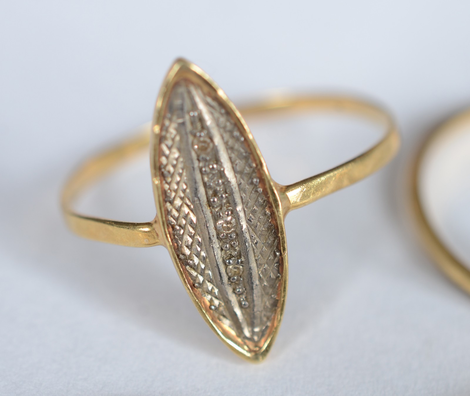 Quatro anéis de ouro 18k, aros: 18, 13,14 e 15. (Por motivos de... - foto 9 de 11