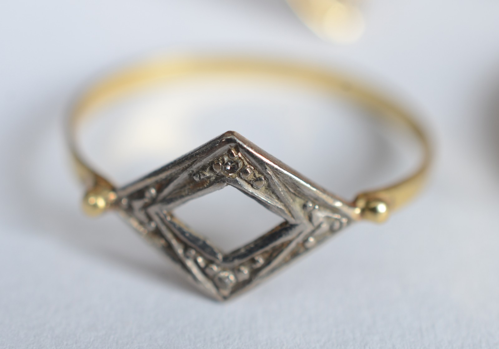 Quatro anéis de ouro 18k, aros: 18, 13,14 e 15. (Por motivos de... - foto 10 de 11