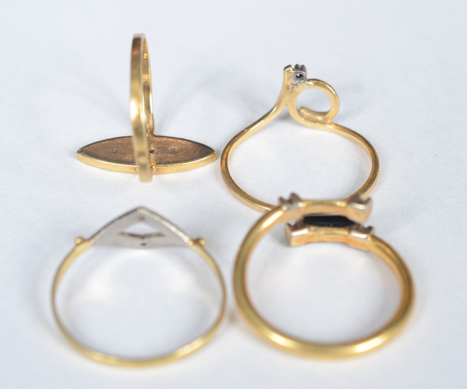 Quatro anéis de ouro 18k, aros: 18, 13,14 e 15. (Por motivos de... - foto 11 de 11