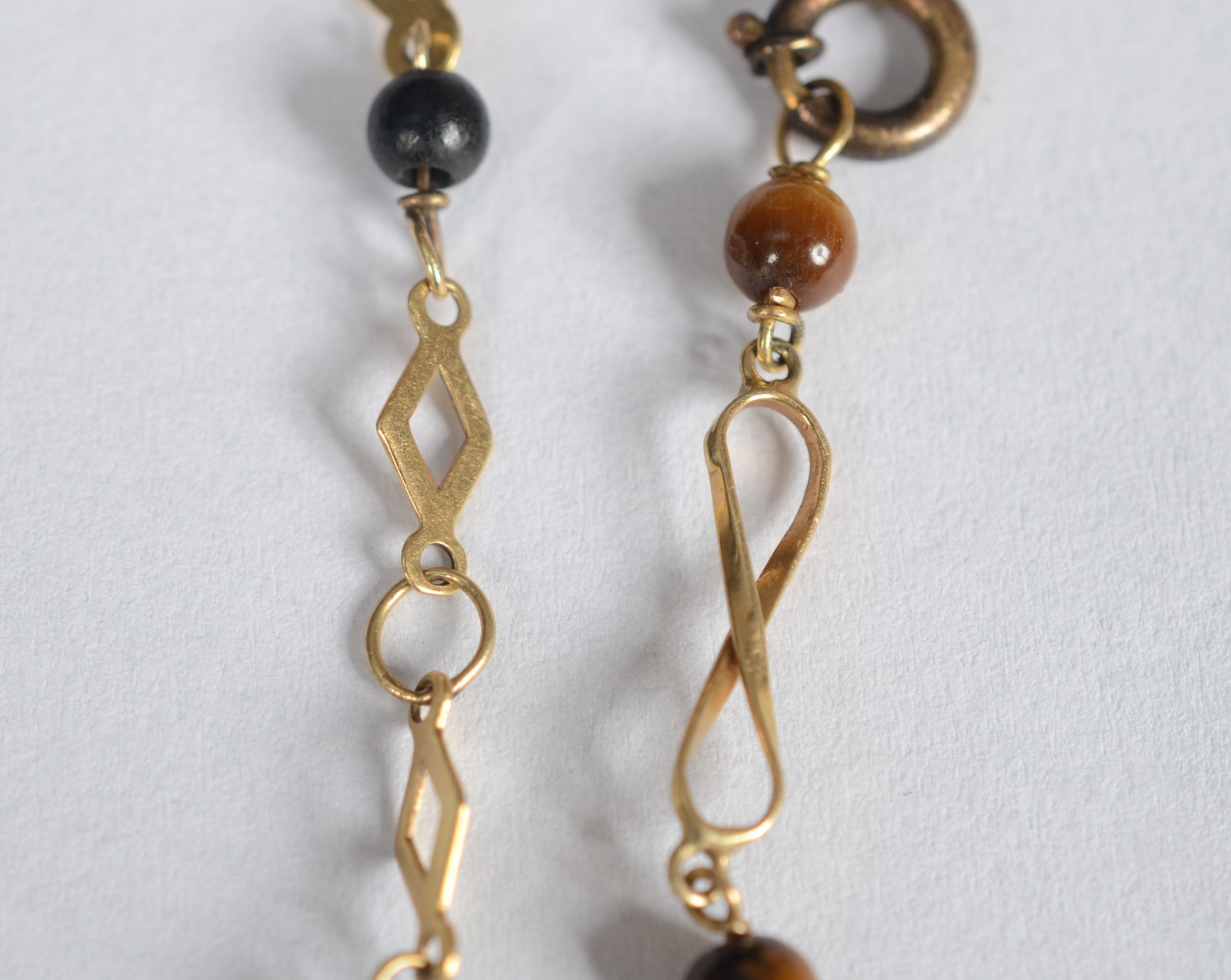 Duas pulseiras de ouro baixo, uma delas com pedra olho de tigre... - foto 1 de 7