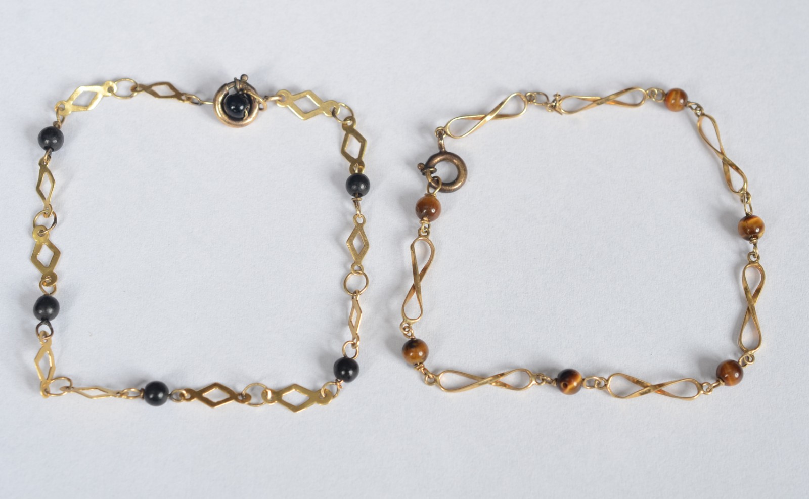 Duas pulseiras de ouro baixo, uma delas com pedra olho de tigre... - foto 2 de 7