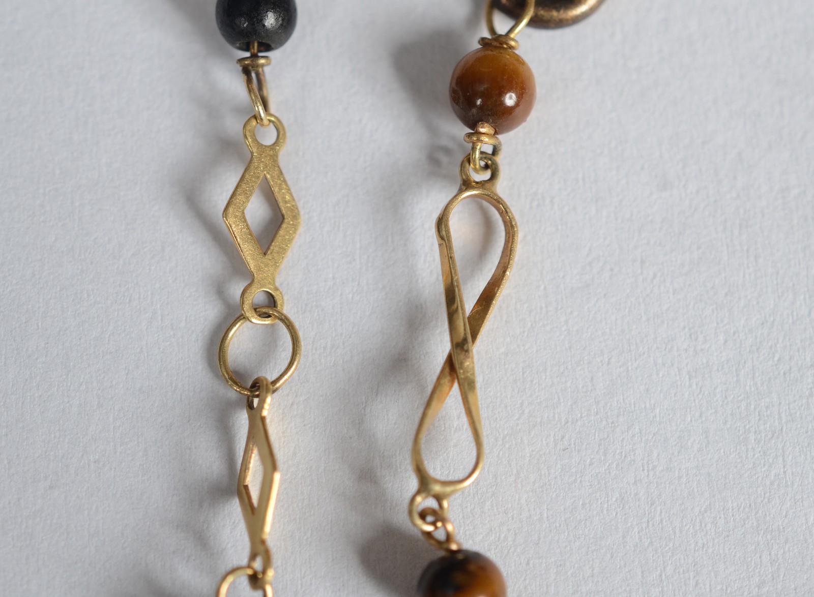 Duas pulseiras de ouro baixo, uma delas com pedra olho de tigre... - foto 4 de 7