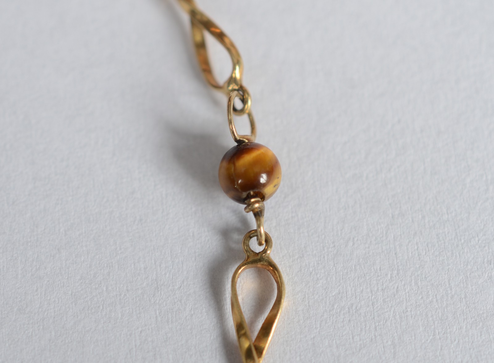 Duas pulseiras de ouro baixo, uma delas com pedra olho de tigre... - foto 5 de 7