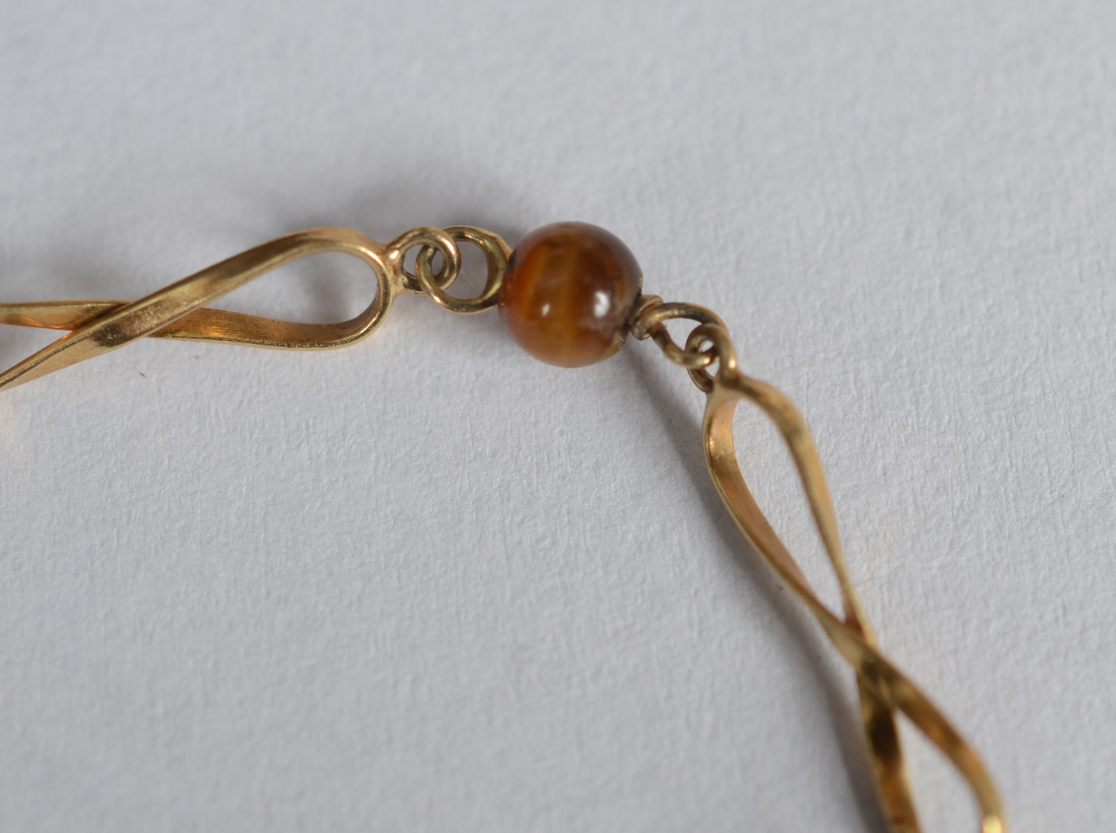 Duas pulseiras de ouro baixo, uma delas com pedra olho de tigre... - foto 6 de 7