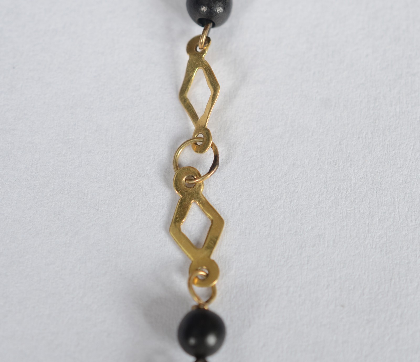Duas pulseiras de ouro baixo, uma delas com pedra olho de tigre... - foto 7 de 7