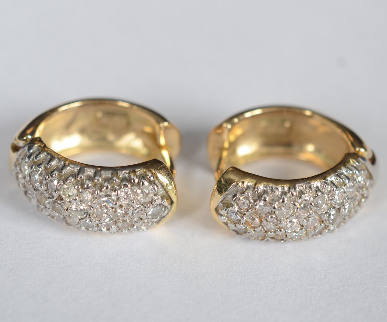 Par de brincos de ouro 18 k e ouro branco cravejado com 50 brilhantes... - foto 1 de 5