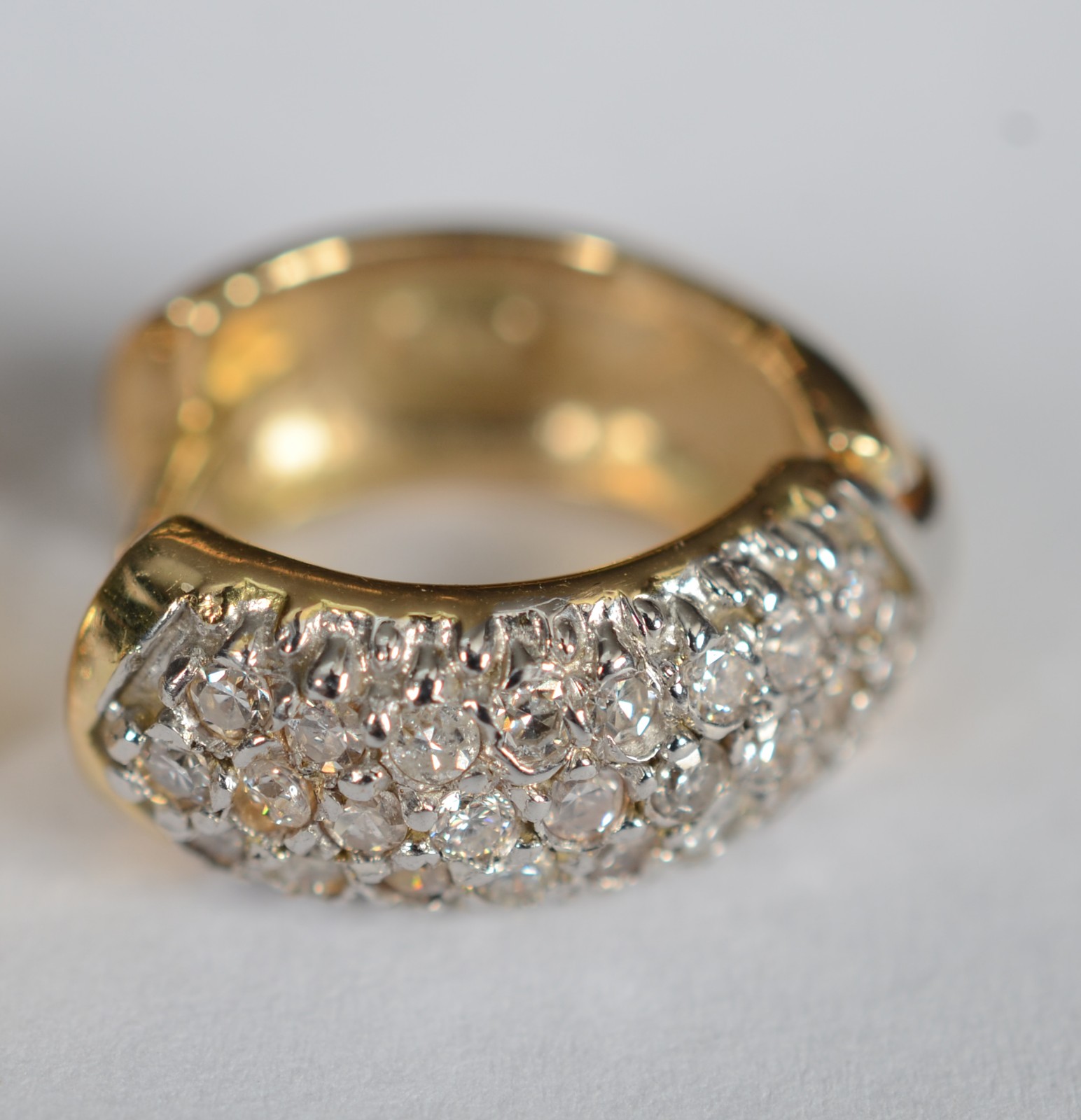 Par de brincos de ouro 18 k e ouro branco cravejado com 50 brilhantes... - foto 2 de 5