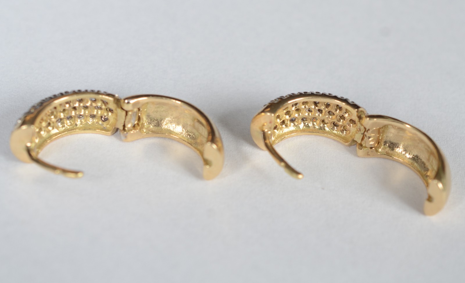 Par de brincos de ouro 18 k e ouro branco cravejado com 50 brilhantes... - foto 4 de 5