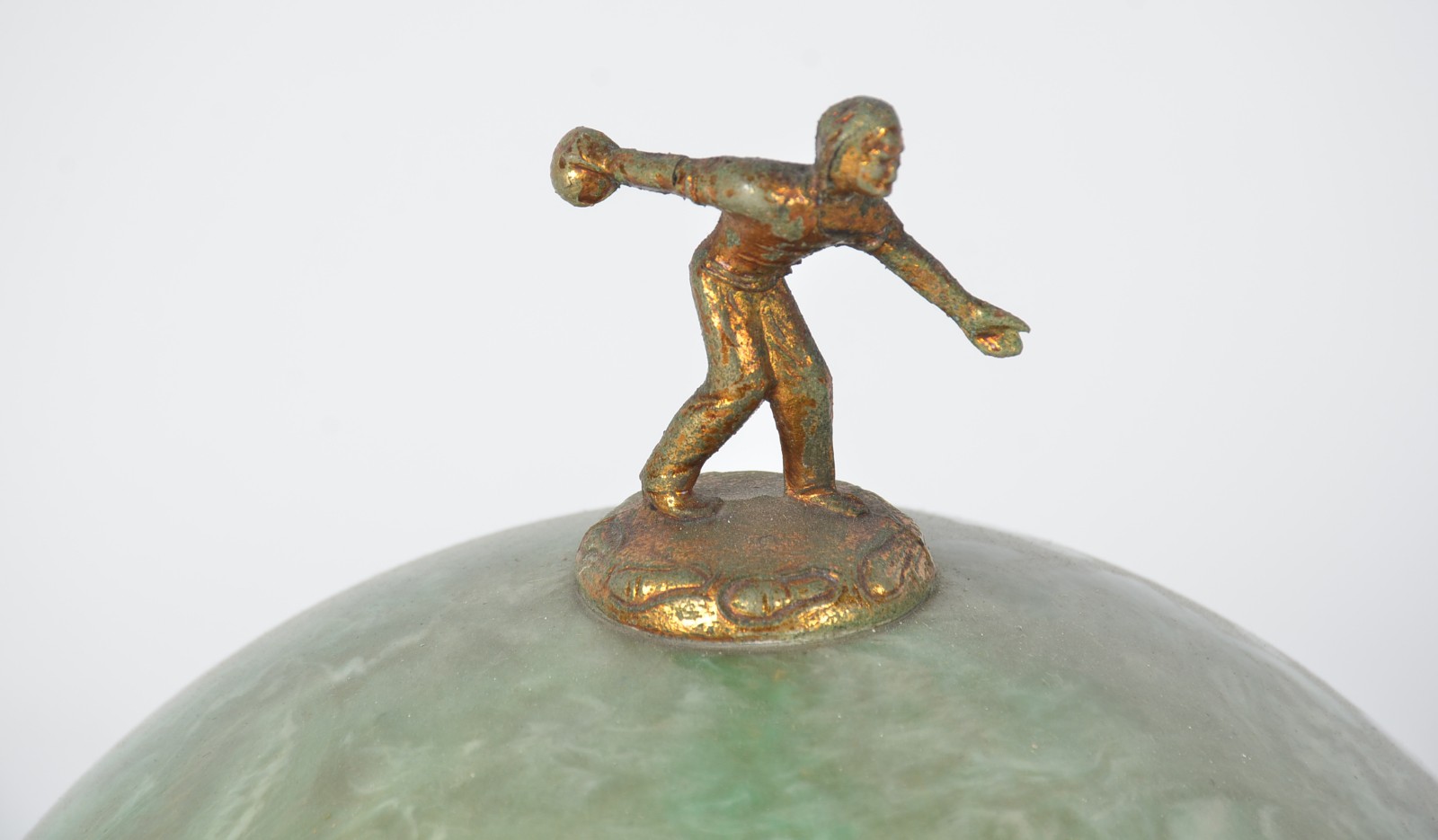Bar em forma de globo, anos 60, com garrafa central e quatro copinhos... - foto 6 de 7