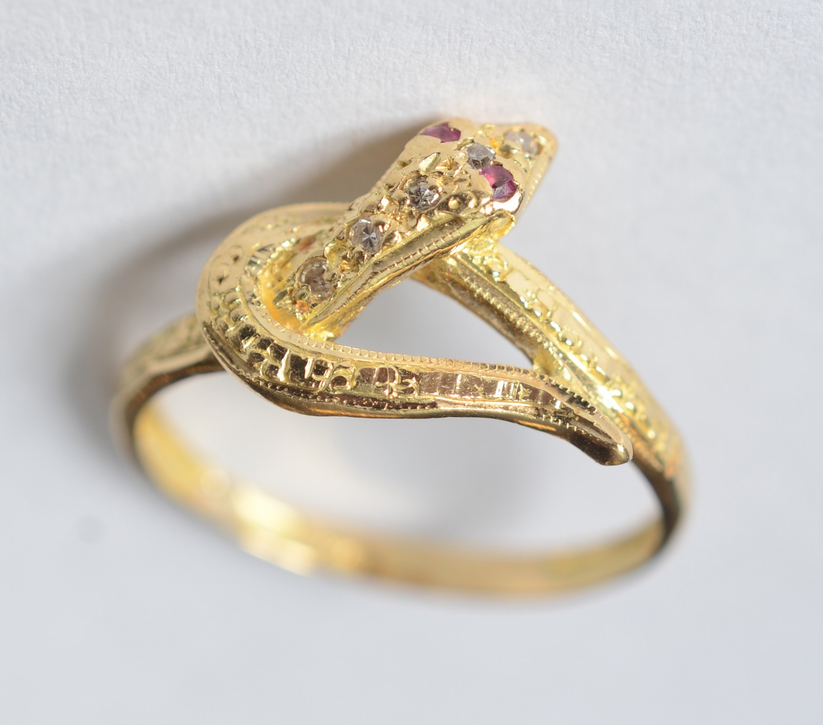 Anel de ouro 18 k, contraste 750 feitio cobra com 2 rubis, aro 18... - foto 1 de 6