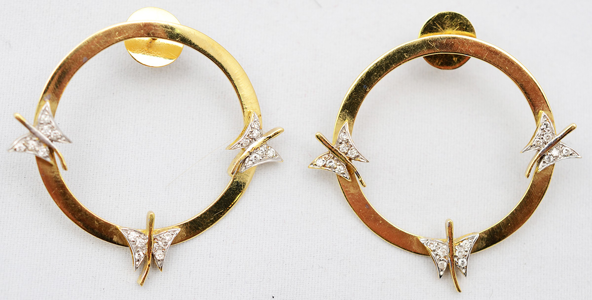 Par de brincos de ouro 18 k modelo argola com borboletas. Peso total...