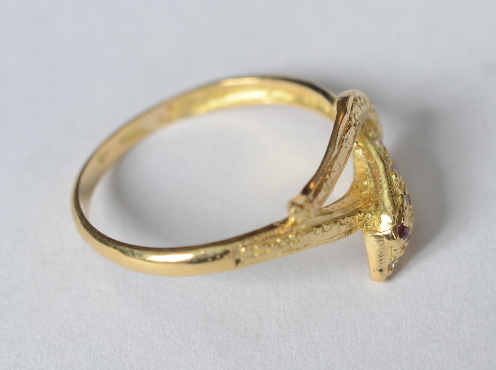 Anel de ouro 18 k, contraste 750 feitio cobra com 2 rubis, aro 18... - foto 2 de 6