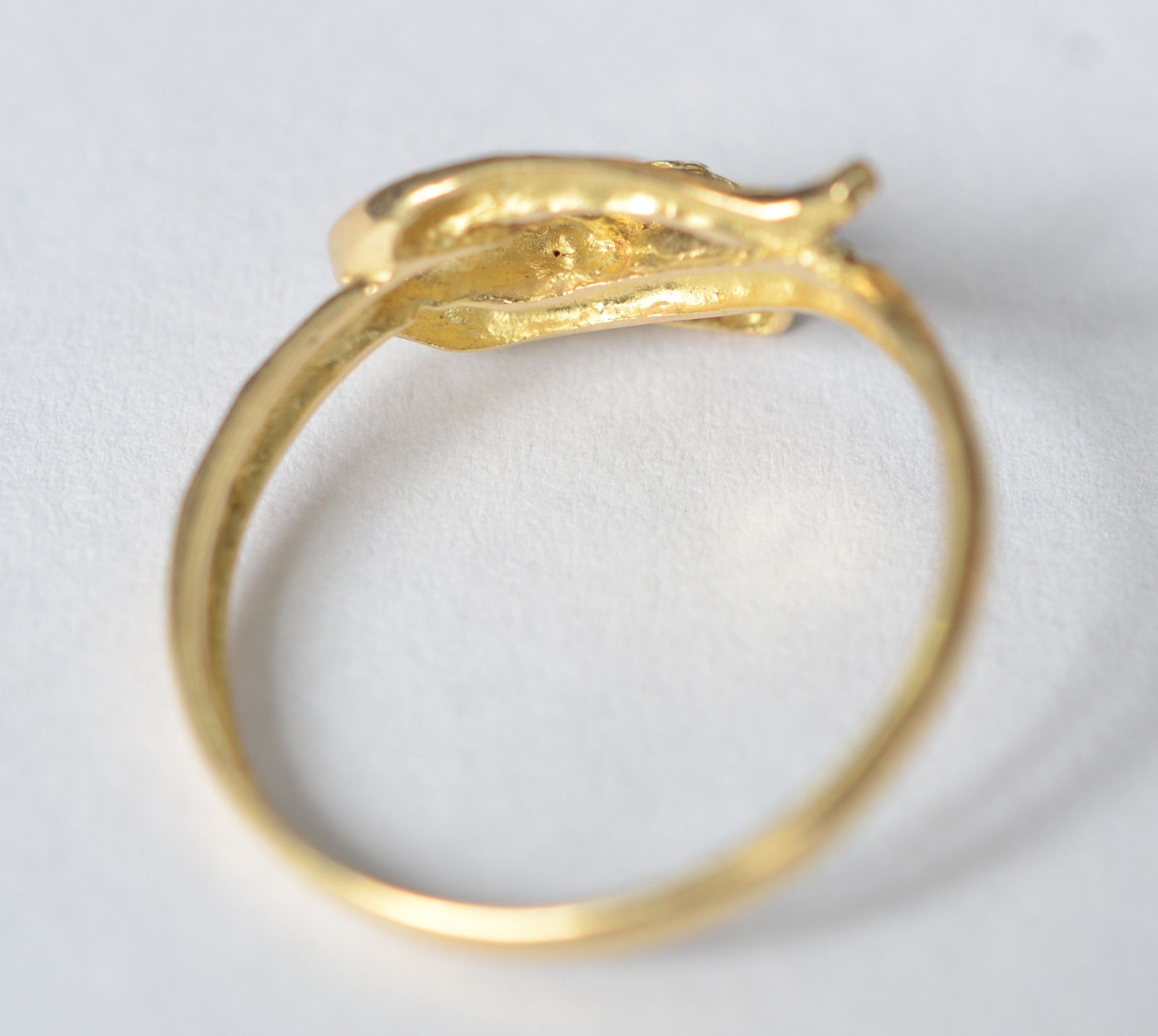 Anel de ouro 18 k, contraste 750 feitio cobra com 2 rubis, aro 18... - foto 4 de 6